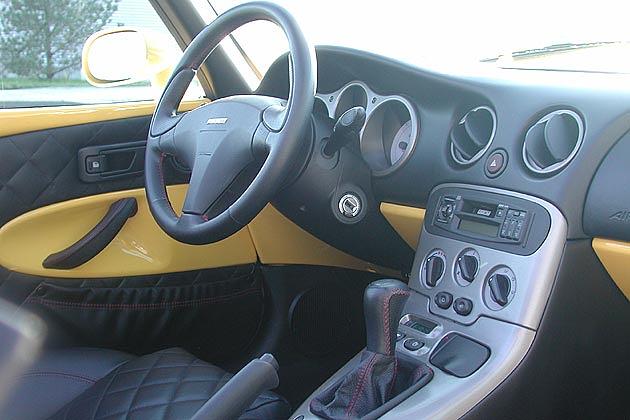 Barchetta-Innenraum: Aufgeräumt und mit verschiedenen Oberflächenmaterilien