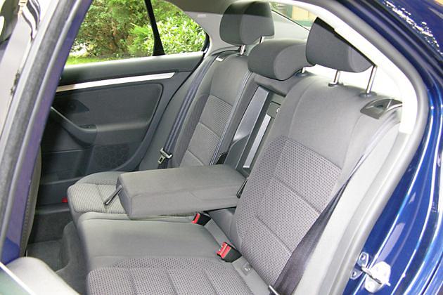 Im Fond gibt es drei Kopfstützen und drei Dreipunktgurte sowie eine Armlehne in der Mitte