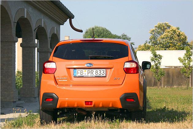 In der Rückansicht wirkt der XV muskulös und vermittelt den Eindruck von Sicherheit