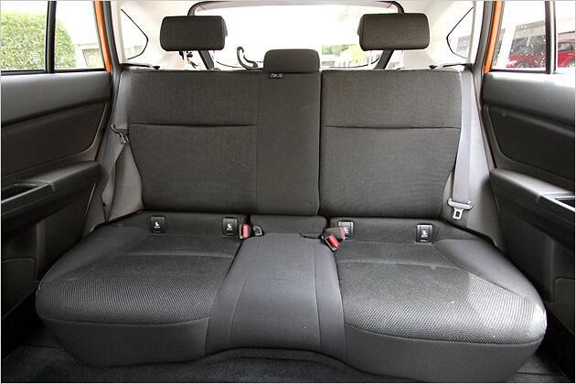 Auf den Rücksitzen können bis zu drei Personen untergebracht werden