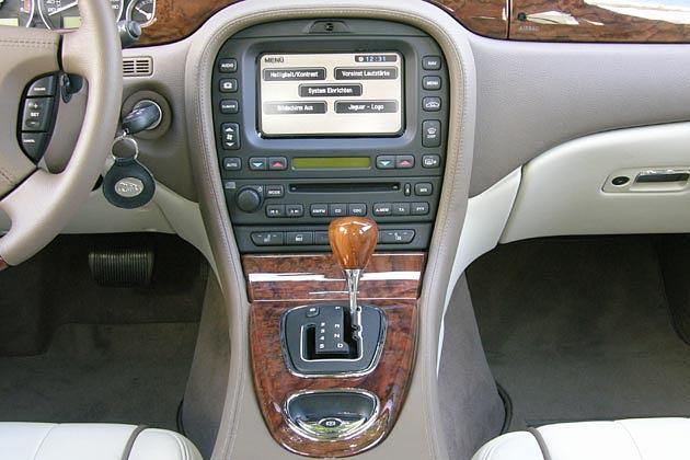 Alles optional: Gegen Aufpreis gibt es den S-Type mit DVD-Navigation und Automatikgetriebe