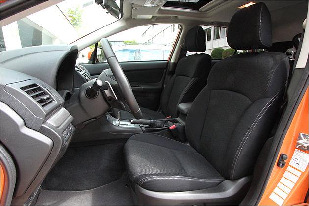 Der Fahrersitz ist bequem und gibt ausreichend Seitenhalt