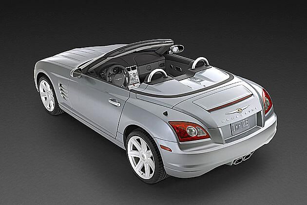 Beim normalen Roadster (unser Bild) fährt der Spoiler erst bei höherem Tempo aus