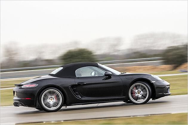 Deutlich mehr Leistung und Drehmoment machen 718 Boxster und 718 Boxster S spürbar schneller