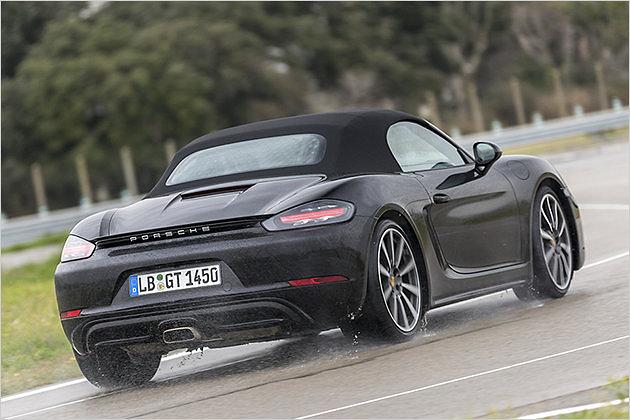 Am trapezförmigen Endrohr erkennt man den Boxster. Jetzt mit 2,0 Liter Hubraum, 300 PS und 380 Newtonmeter