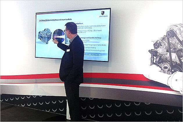 Motorenchef Thomas Wasserbäch erklärt die Neuerungen am kleinen Turbo-Triebwerk