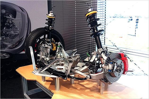 Verbesserte Dämpfer, breitere Räder und zusätzliche Versteifungen an der Hinterachse