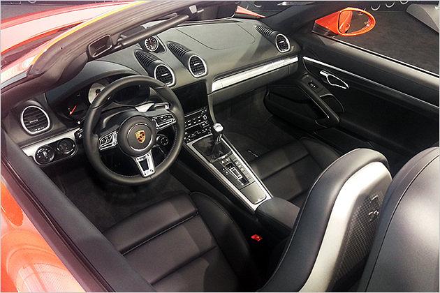 Innen gibt es neue Lüftungsdüsen, ein neues Lenkrad und das stark modernisierte Navi-Infotainmentsystem