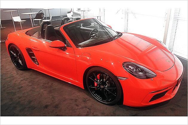 Die Front des 718 Boxster wirkt klarer und härter als bisher. Die seitlichen Lufteinlässe stehen weiter raus. Sie müssen mehr Luft einsammeln als bisher