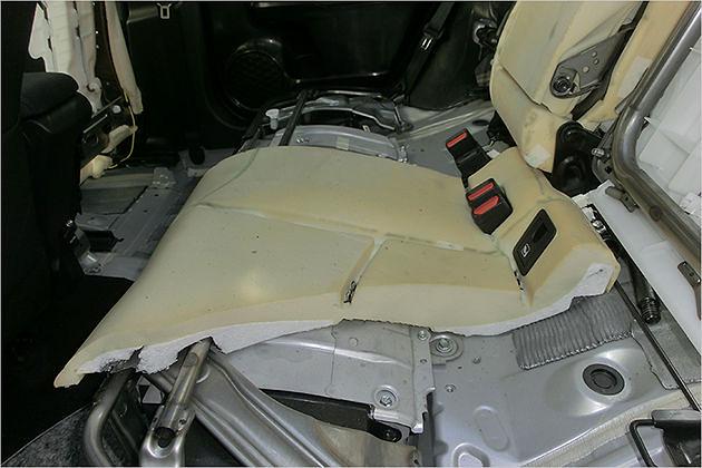 Der Nickel-Metallhydrid-Akku passt nun vollständig unter die Rückbank (Bild: ausgeweidetes Crashtest-Auto)