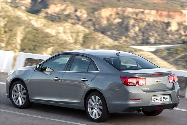 Das Heck mit den vier eckigen Rückleuchten erinnert an den Camaro