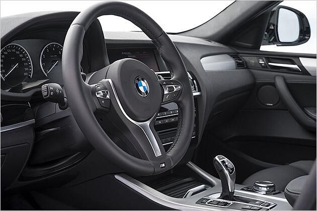 Das M-Lenkrad mit Schaltpaddles ist Serie