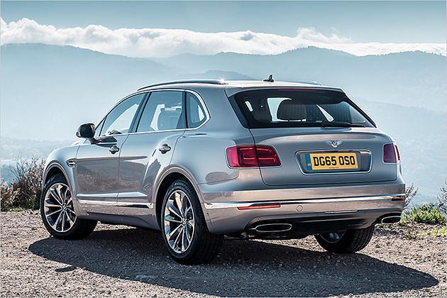 Auch das Heck sieht eher nach einem edlen Cruiser als nach einer erbarmungslosen Beschleunigungsmaschine aus