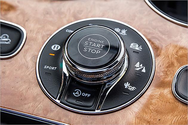 Wenn man das Offroad-Paket geordert hat, stehen einem acht verschiedene Fahrmodi zur Verfügung. Ohne das Paket fürs Gelände sind es vier Programme