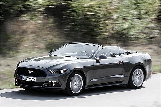 Geht das auch mit vier statt acht? Wir haben uns das Ford Mustang Cabrio mit EcoBoost-Vierzylinder zur Brust genommen