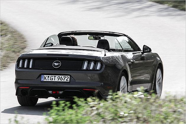 Der offene Turbo-Mustang gript gut und beißt sich schön in die Kurve