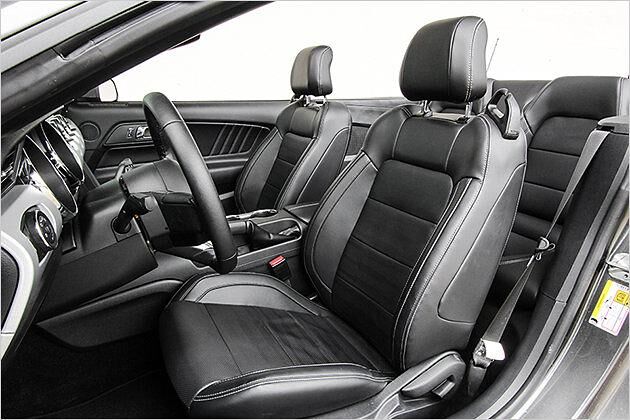 Die Ledersessel sind wuchtig und bequem