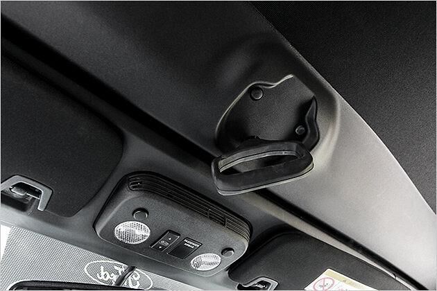 Das Verdeck muss zwar manuell entriegelt werden, öffnet aber elektrisch. Und das in weniger als zehn Sekunden