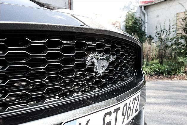 Die Pony-Car-Ikone ist seit 2015 endlich auch offiziell in Deutschland zu haben. Als Vierzylinder-Cabrio startet der Mustang bei 42.000 Euro