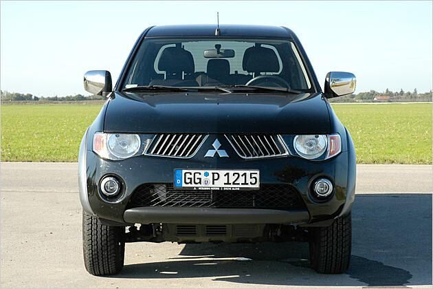 Mächtige Front mit zweiteiligem Chrom-Kühlergrill