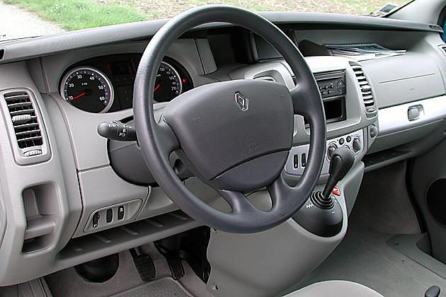 Das Armaturenbrett verströmt noch ein wenig die Nüchternheit eines Transporters