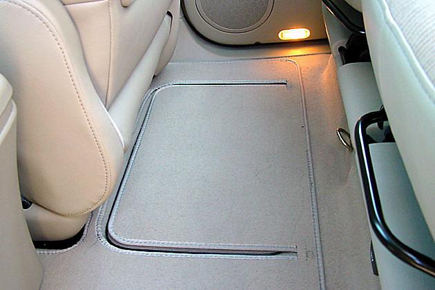 Im Fußraum der zweiten Sitzreihe verbergen sich ...