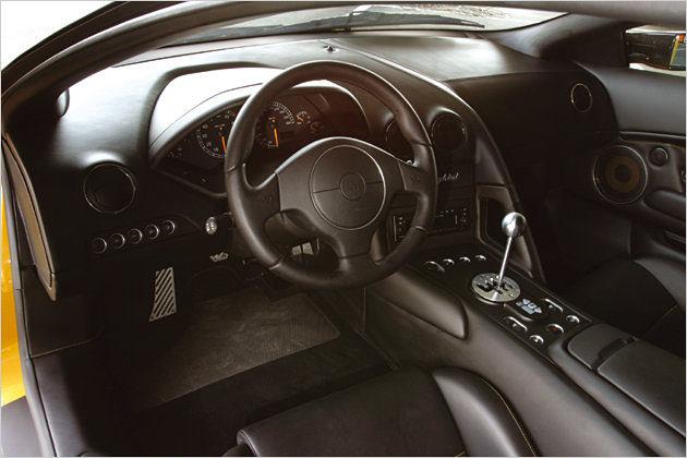 Schwarzes, recht übersichtliches Interieur