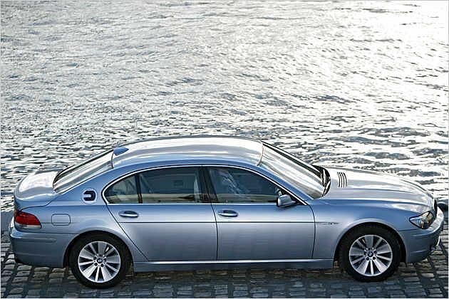 Die 19-Zoll-Leichtmetallfelgen stecken in Reifen mit Hochleistungs-Druckkontrolle