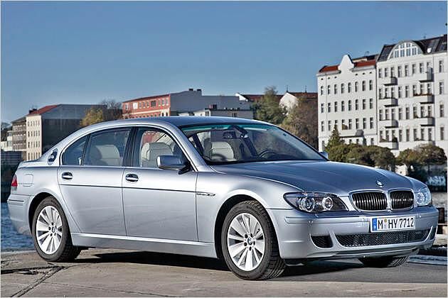 Nur ganz dezent: Der Powerdome wölbt sich in der Mitte der Motorhaube