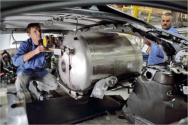 Die Montage des High-Tech-Tanks erfolgt in der Serienproduktion