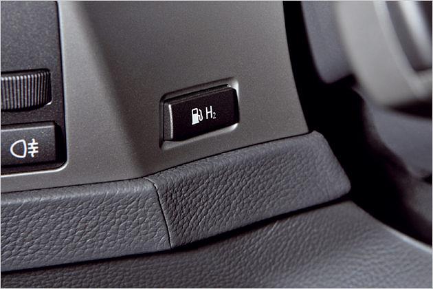 Die Tankklappe öffnet sich nach zweimaligem Drücken dieses Knopfs