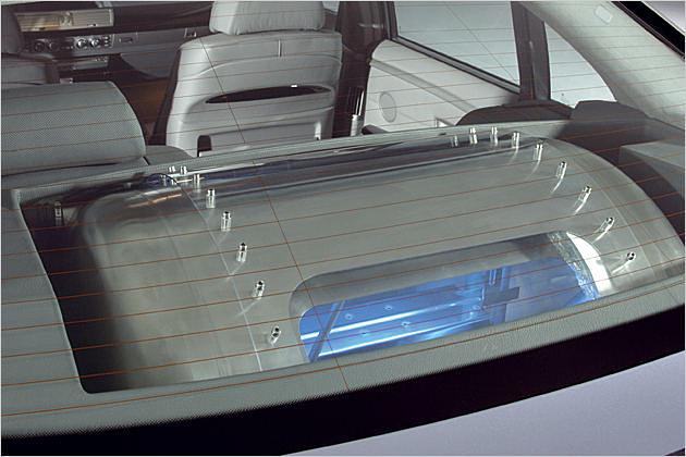 Im Aufschnitt zu erkennen: Der Edelstahl-Wasserstofftank sitzt direkt unter der Hutablage