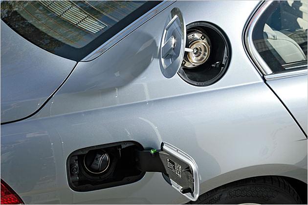 Die beiden Tankklappen öffnen gegenläufig