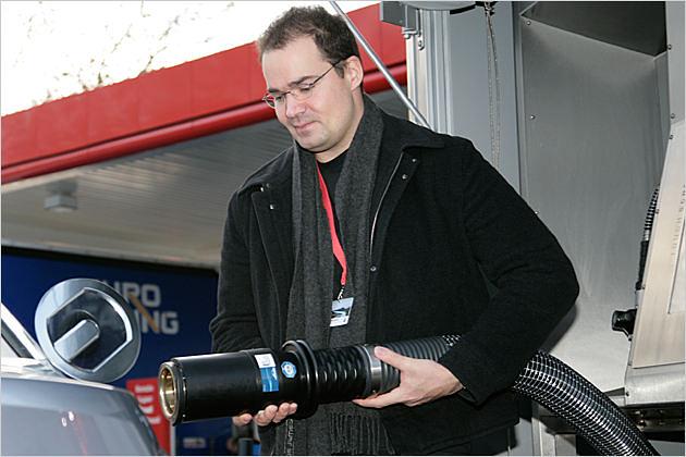 Das Tankrüssel-Anschlussventil liegt schwer in der Hand