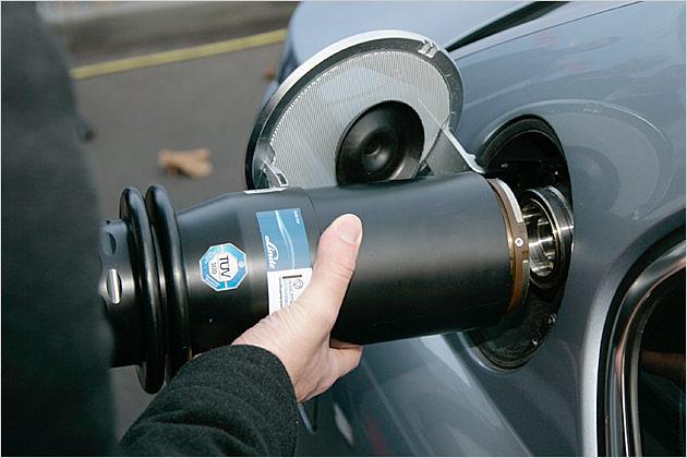 Das Aufstecken des Ventils erfordert Fingerspitzengefühl