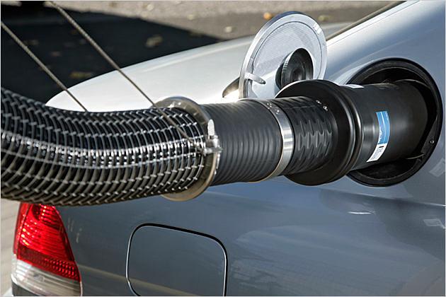 Die stationären Tankstellen halten ein Zugseil zum Auffangen des Ventilgewichtes bereit