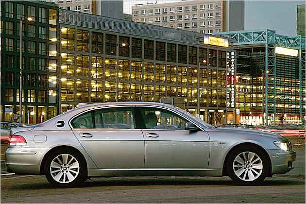 Der Tankdeckel in der C-Säule fällt auf