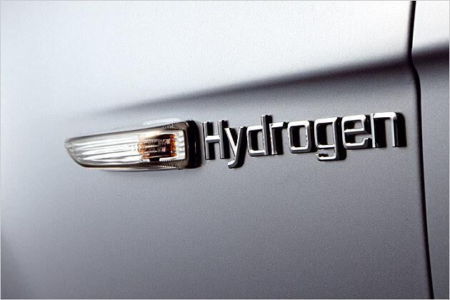 Die seitlichen Blinker erhellen das englische Wort für Wasserstoff