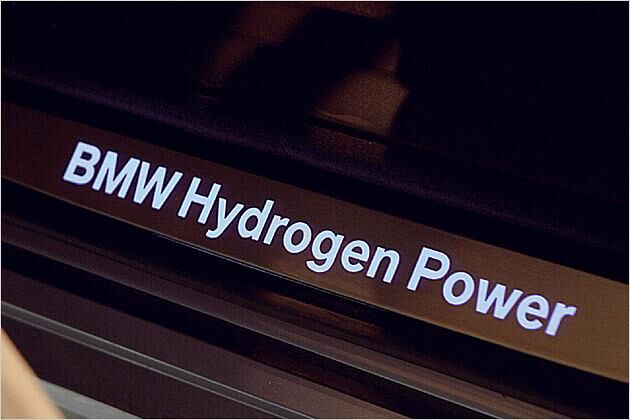 Die Einstiegsleisten leuchten im Dunkeln