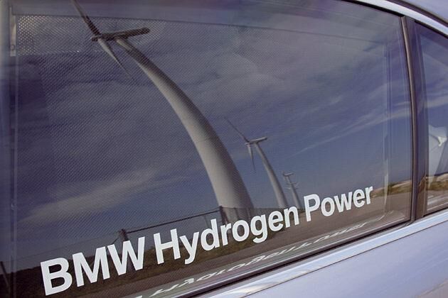 Die hinteren Sonnenrollos wurden ebenfalls mit einem Hinweis auf die Kraftquelle versehen