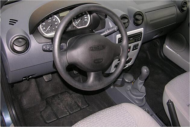 Innen dominiert durch hartes Plastik geprägte Übersichtlichkeit