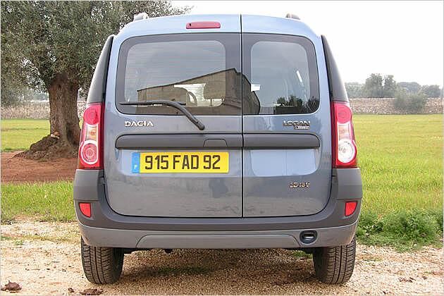 Das Heck wird durch eine asymmetrische geteilte Tür zugänglich