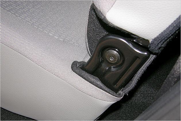 Die Scharniere des Klappmechanismus treten offen und ehrlich zutage