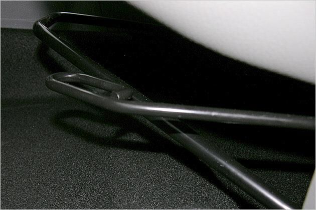 Die Verstellung des Fahrersitzes erfolgt über dieses gut greifbare Gestänge