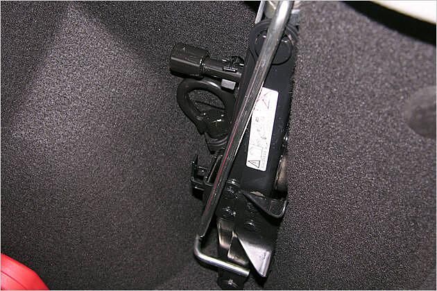 Der Wagenheber klemmt in einer Nische an der Seite des Kofferraums