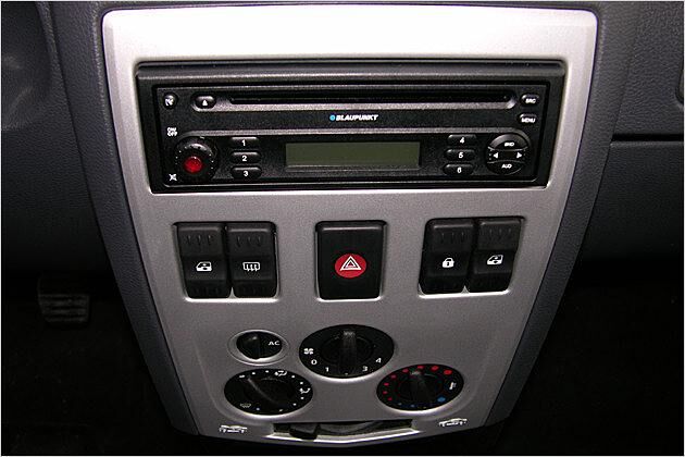 Die Tasten der elektrischen Fensterheber sitzen in der Mittelkonsole