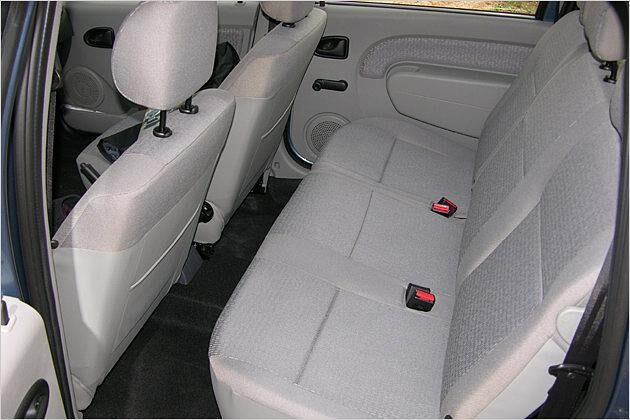 Die Sitze wirken robust und einfach