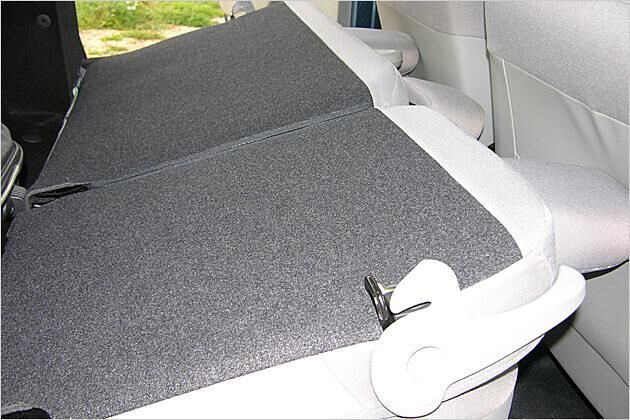 Eine ebene Ladefläche ensteht durchs Rückbankumlegen nicht