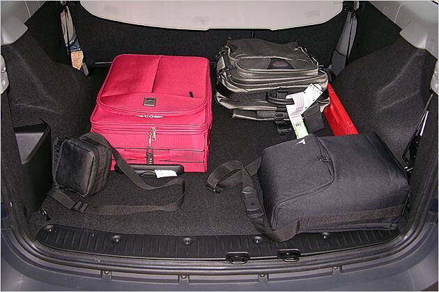 Staufach links und offener Kofferraum-Spalt bei geöffneter hinterer Seitentür sind Serie