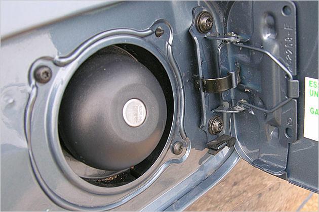 Energieverschluss in Form eines Atommeilers: Der Tankdeckel des Logan MCV